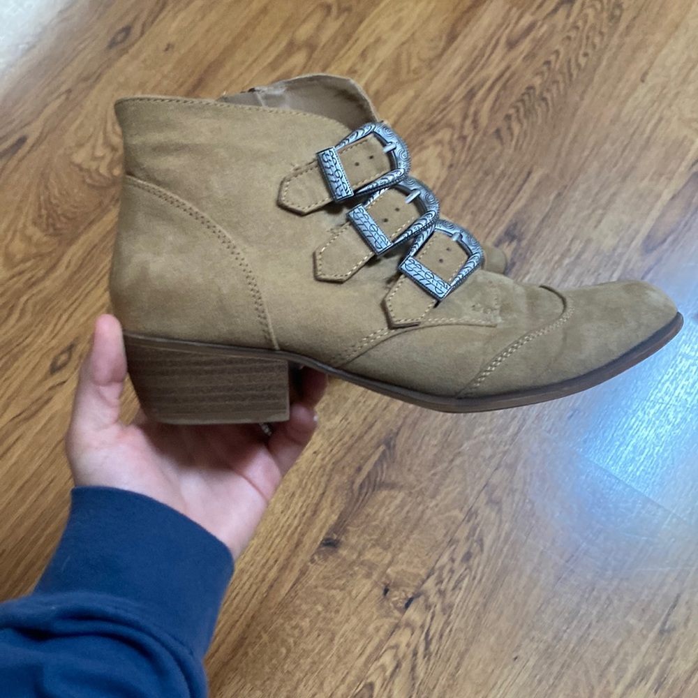 SO light tan boots with western patterned buckles size 7.5